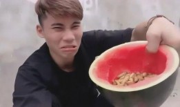 喂女友吃瓜,喂女友吃瓜，共享甜蜜时光