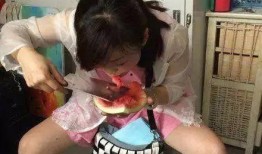 喂女友吃瓜,喂女友吃瓜，共享甜蜜时光