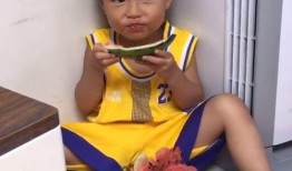 家有吃瓜萌娃,欢乐满满温馨满满