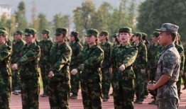 华广军训吃瓜,一场别开生面的“吃瓜”盛宴