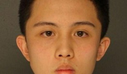 黄俊杰搞笑吃瓜照片,笑料横生引网友热议