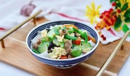 吃面旁边吃瓜,共享美食时光的温馨瞬间