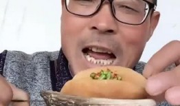 海边大爷吃瓜,吃瓜时光里的闲情逸致