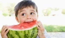 到处吃瓜或乱说什么意思,揭秘“到处吃瓜”与“乱说话”背后的社会现象