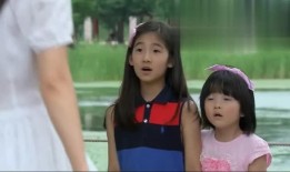 路边吃瓜美女,一幕温馨瞬间成焦点