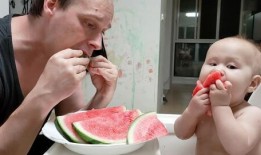 小孩吃瓜被抢吃皮