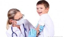 老爸吃瓜宝宝喝药,一场家庭生活的温馨与挑战