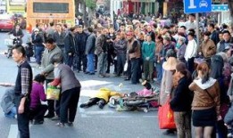 围观吃瓜现场图片,围观吃瓜群众的热闹瞬间