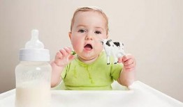 老爸吃瓜宝宝喝药,一场家庭生活的温馨与挑战