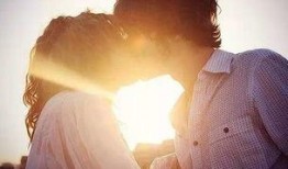 情侣走廊接吻吃瓜图片,情侣走廊接吻吃瓜，浪漫画面引网友热议