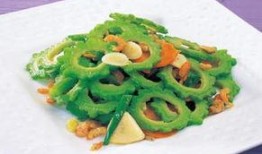 吃面旁边吃瓜,共享美食时光的温馨瞬间