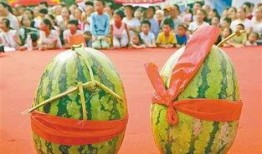 游客吃瓜,一场舌尖上的夏日狂欢