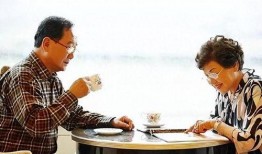 老人梦见抱瓜回家摘瓜吃,老人抱瓜回家，揭秘摘瓜食果的神秘寓意