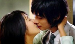 情侣走廊接吻吃瓜图片,情侣走廊接吻吃瓜，浪漫画面引网友热议