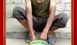 海边大爷吃瓜,吃瓜时光里的闲情逸致