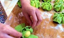 小孩吃瓜被抢吃皮