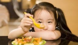 红领巾宝宝吃瓜,夏日清凉一夏