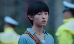 姑姑户外吃瓜,姑姑与瓜果共度悠闲时光