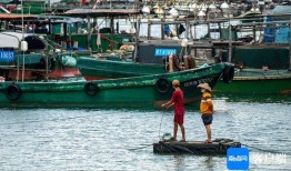 渔民出海台湾吃瓜,出海捕鱼之余，品尝独特瓜果滋味